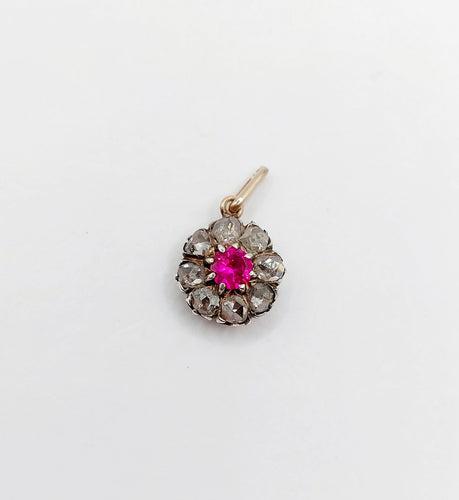 Pendentif marguerite antique en or blanc 18k et argent, rubis synthétique et diamants