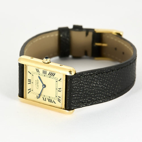 Montre Montre Cartier Modèle Tank Must en argent plaqué or cadran blanc chiffres romains. 58 Facettes