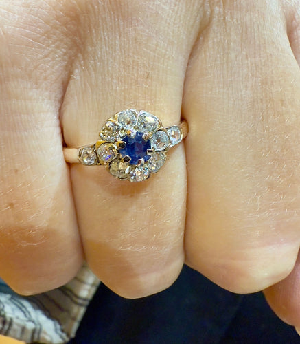 Bague 57 Bague marguerite ancienne en or , diamants et saphir 58 Facettes