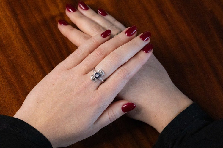 Bague 55 Bague élégante en or blanc ornée de diamants et de saphirs, de style Art déco. 58 Facettes 10688