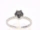 Bague 54 Bague en or blanc avec un diamant noir taille brillant et des diamants blancs 58 Facettes 2222