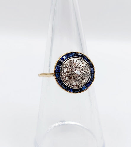 Bague 51.5 Bague cible art deco or jaune 18k ornée de diamants taillés en roses entouré de saphirs calibrés synthétiques (circa 1930) 58 Facettes A04977