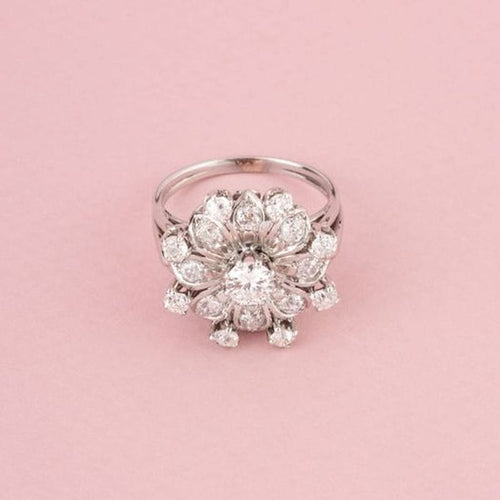 Bague 53 BUCHERER Bague florale en or blanc et diamants 58 Facettes