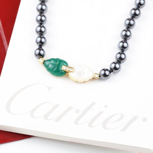 Collier Collier Cartier Patiala en or 18 carats avec hématite, calcédoine verte, nacre et diamants taille brillant 58 Facettes 1128844