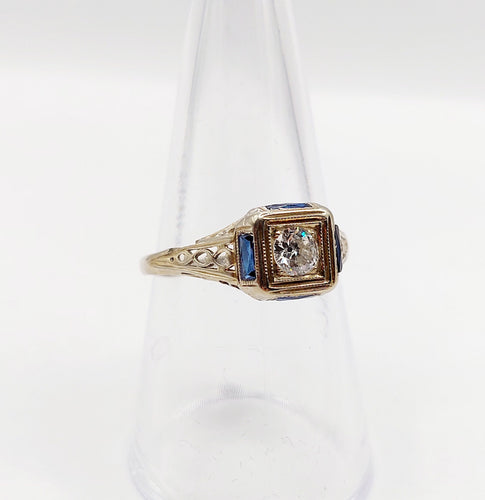 Bague 55.5 Bague chevalière Art Déco or blanc, diamant taille ancienne et saphirs calibrés (circa 1927) 58 Facettes A06084