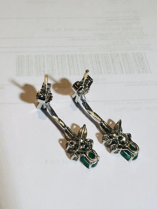 Boucles d'oreilles or blanc, diamants, émeraudes époque 1960