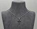 Collier Collier en or blanc 18 carats avec pendentif croix et diamants noirs 58 Facettes 10428