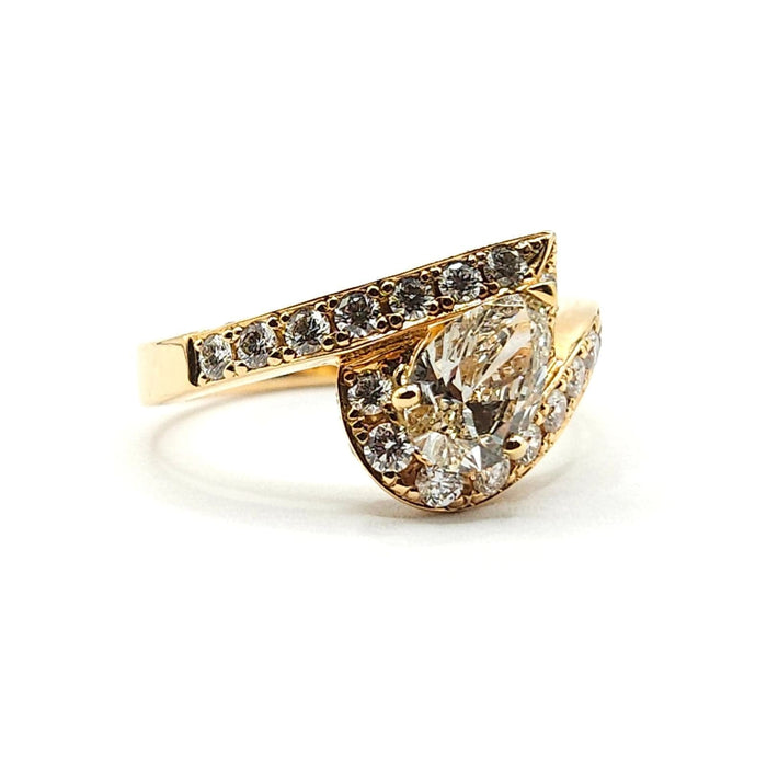 Bague 56 Bague or jaune sertie d'un diamant poire et diamants ronds 58 Facettes