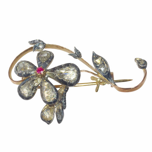 Broche Beauté épanouie : la broche victorienne en forme de branche de fleur en or rouge et argent 58 Facettes 23031-0050