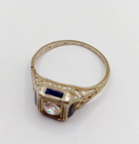 Bague 55.5 Bague chevalière Art Déco or blanc, diamant taille ancienne et saphirs calibrés (circa 1927) 58 Facettes A06084