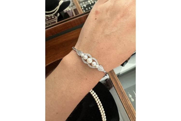 Bracelet Bracelet en or blanc avec perles et diamants 58 Facettes 10232