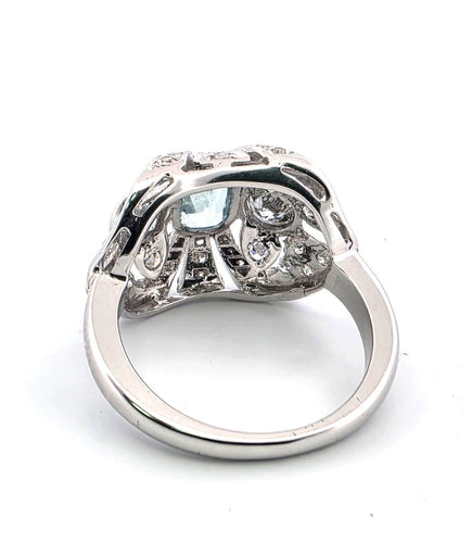 Bague 52 Bague en or blanc 18 carats avec une aigue-marine centrale et des diamants en périphérie 58 Facettes