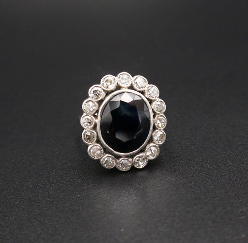Bague Art Déco en platine saphir diamants.