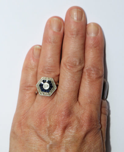 Bague 56 Bague Hexagonale Art Déco en or blanc, diamants et saphirs 58 Facettes 156