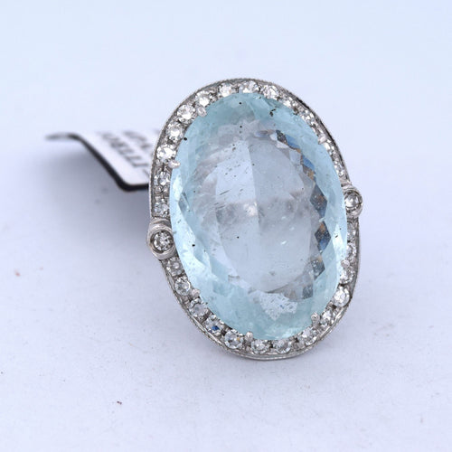 Bague 56 Bague en or blanc avec aigue-marine et diamants 58 Facettes