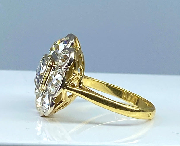 Bague Importante bague marguerite en or 18 carats et diamants 58 Facettes AB338