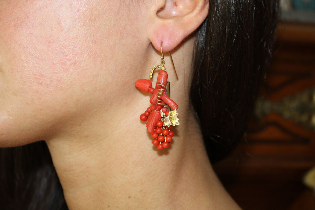 Boucles d'oreilles antiques en or et corail