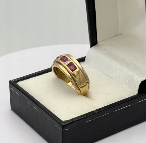 Bague 55 Bague style jarretière en or jaune sertie de rubis et diamant 58 Facettes