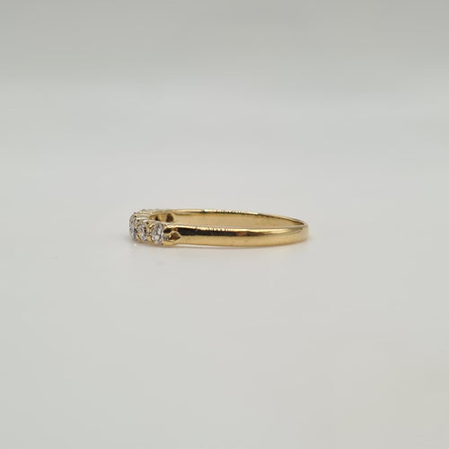 Demi-alliance or jaune 18 carats sertie de diamants