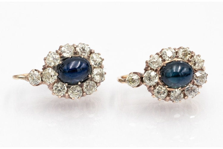 Boucles d'oreilles en or avec diamants et saphirs taille cabochon.