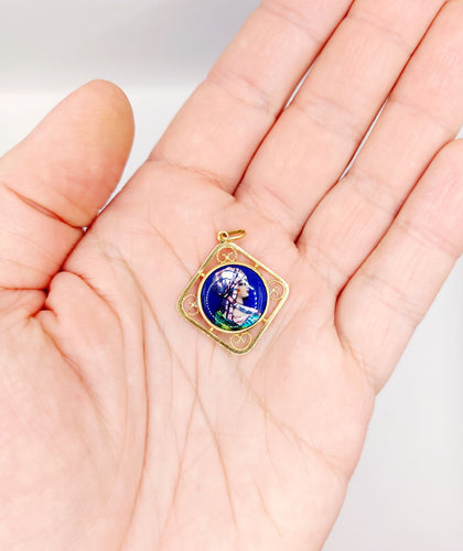 Pendentif Pendentif Art nouveau Limoges en or 18k, plaque émaillée à la jeune fille 58 Facettes A06402