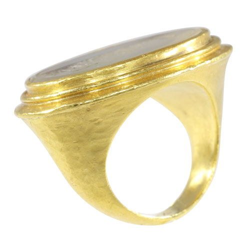 Bague 56 Classicisme satirique d'une bague en or du XVIIIe siècle : Le Triomphe de Priape 58 Facettes 19087-0061