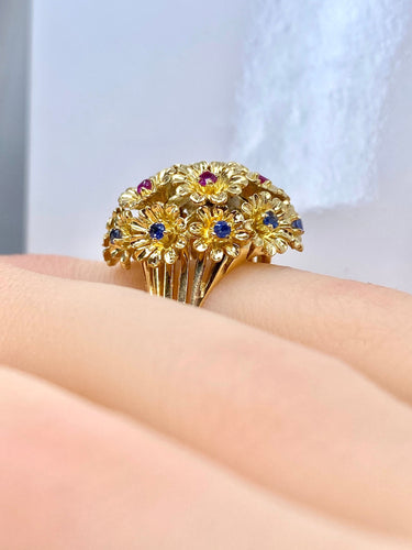 Bague 53 Bague - Bague multifleurs en or jaune et saphirs, rubis, diamants 58 Facettes AB671