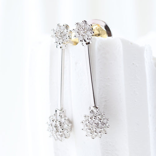Boucles d'oreilles Longues boucles d'oreilles en or blanc 18 carats ornées de rosettes de diamants 58 Facettes VV1-F