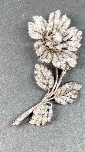Broche Broche florale rétro en or blanc et diamants – années 40 58 Facettes E31