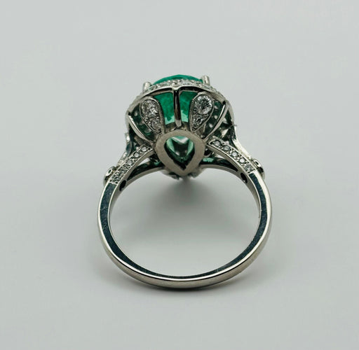 Bague Bague en platine avec une émeraude naturelle taille poire, entourée de diamants. 58 Facettes 50159