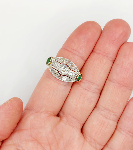 Bague 54.5 Bague marquise inversée Art déco en or 18k et platine, diamants et émeraudes 58 Facettes A06453