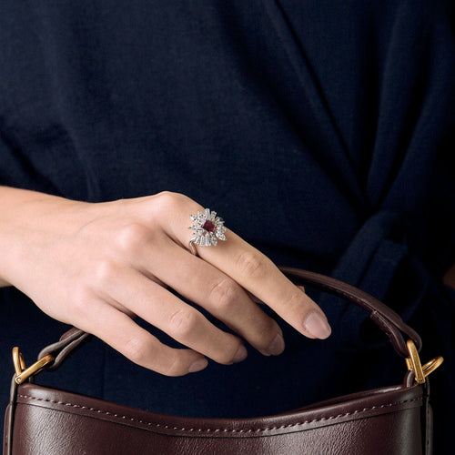 Bague 53.5 Bague mouvementé or blanc, rubis et diamants 58 Facettes BA661