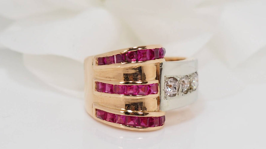 Bague Bague des années 40 en or, diamants et pierres rouges calibrées 58 Facettes 28082