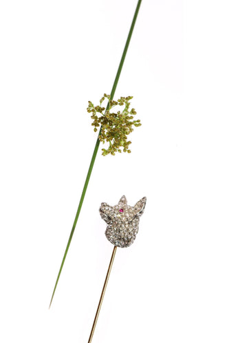 Montre Le meilleur ami du gentleman : épingle à cravate antique en forme de tête de chien sertie de diamants et de rubis 58 Facettes 22112-0167