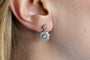 Boucles d'oreilles pendantes anciennes avec diamants en forme de fleurs.