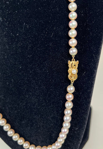 Collier MIKIMOTO Collier 71 perles de culture blanche AKOYA fermoir or jaune 18k 52 cm 58 Facettes