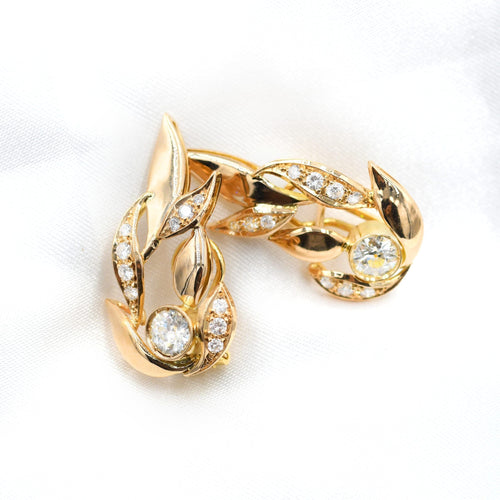 Boucles d'oreilles Boucles d'oreilles en or jaune en forme de feuille, serties d'un diamant ancien européen de 0,99 ct et pavées. 58 Facettes 21930