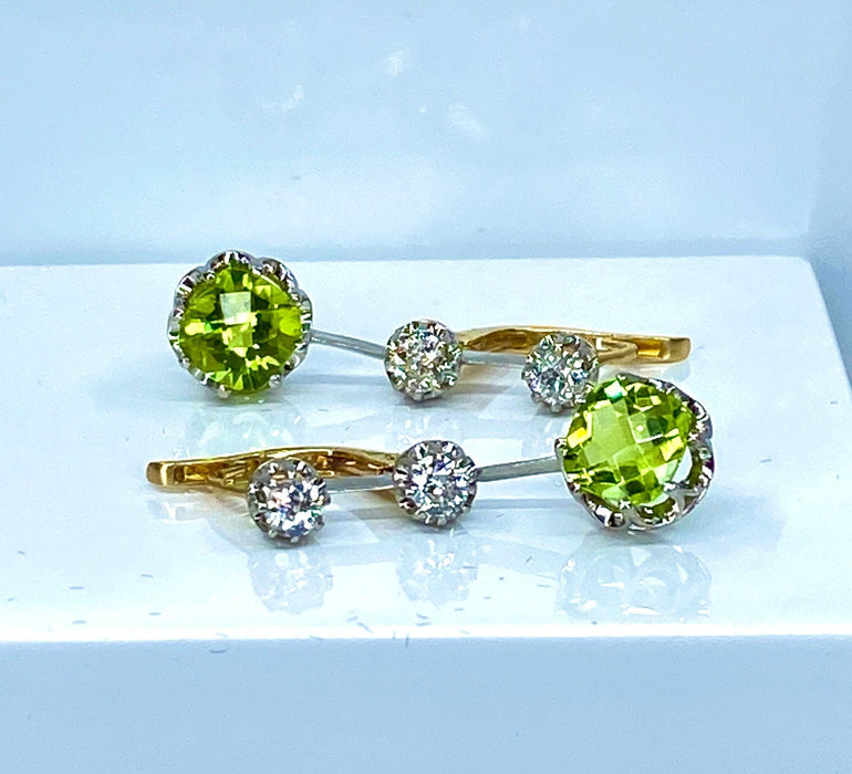 Boucles d'oreilles Paire de boucles d’oreilles en or jaune 18 carats et platine, diamants et peridots 58 Facettes AB500