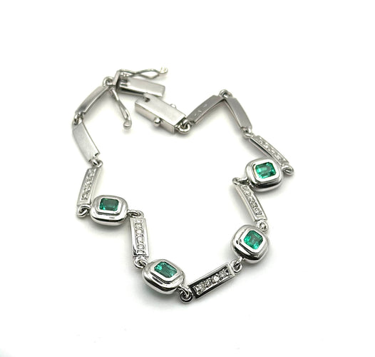 Bracelet en or blanc à maillons rectangulaires, diamants et émeraudes