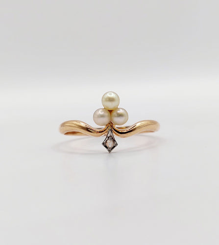 Bague trèfle antique en or rose, perles et diamant