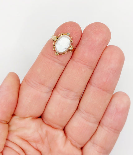 Bague 48 Bague antique or jaune 18k camée sur coquille et de petites perles 58 Facettes A03122
