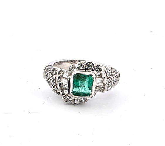 Bague 51 Bague en or blanc 18 carats avec émeraude centrale et diamants environnants 58 Facettes