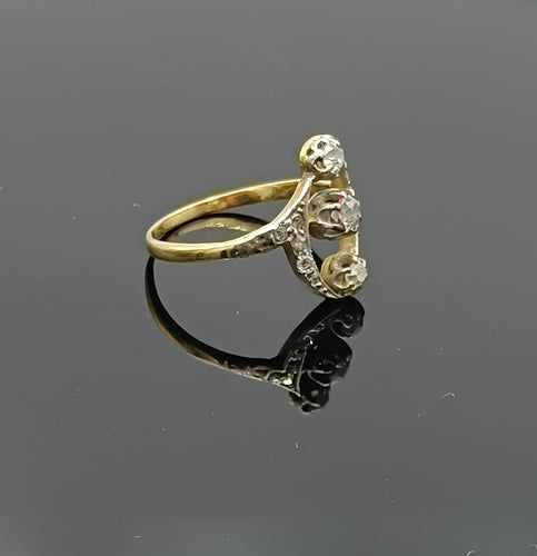 55 Bague Belle Époque en or jaune et platine, trio de diamants 58 Facettes
