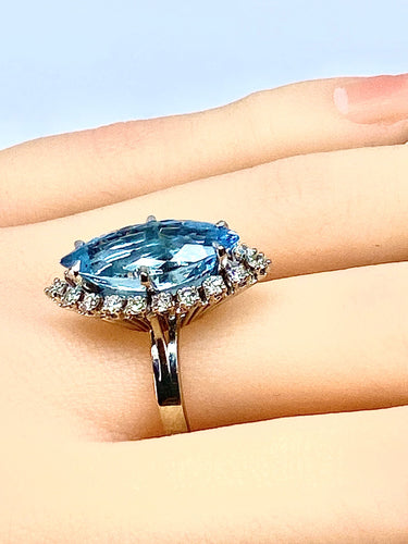 Bague Bague en or blanc 18 carats, aigue marine et 18 diamants 58 Facettes AB389