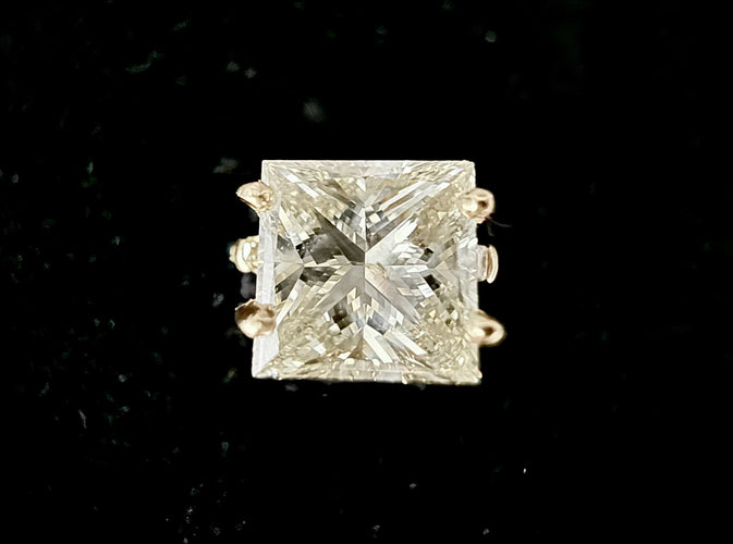 Bague solitaire or jaune, diamant taille princesse de 5,20 carats