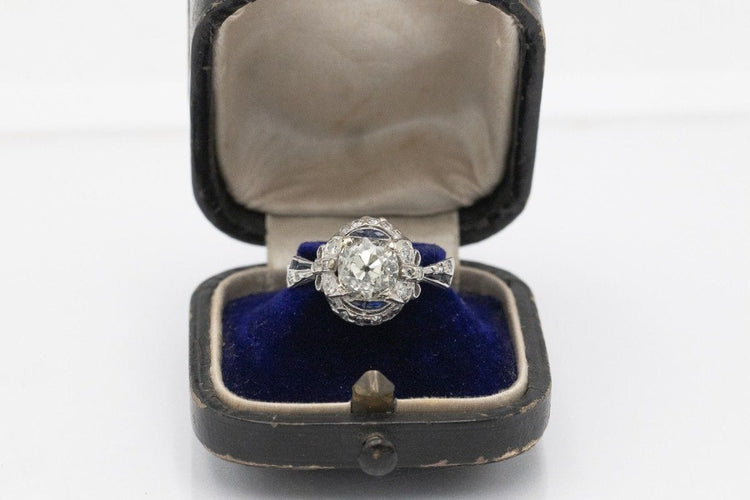 Bague 57 Une bague impressionnante ornée de diamants de 1,94 carat et de saphirs synthétiques. 58 Facettes PPK02