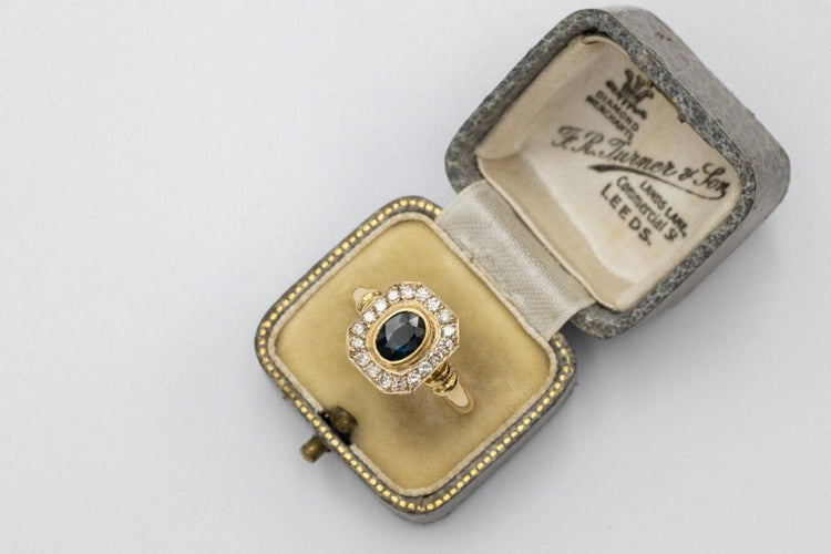 Bague 59 Bague géométrique en or ornée de saphirs et de diamants. 58 Facettes 11260