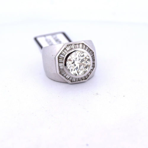 Bague 44 Bague vintage en or blanc 18 carats avec diamant central et diamants 58 Facettes