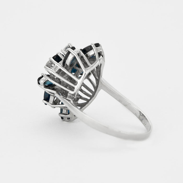 Bague or gris motif grappe, saphirs et diamants