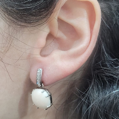 Boucles d’oreilles corail en or blanc 18k et diamants